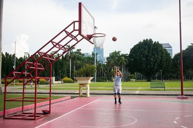 5 lapangan basket di jakarta ini bisa jadi pilihan lo buat main basket sama teman-teman!